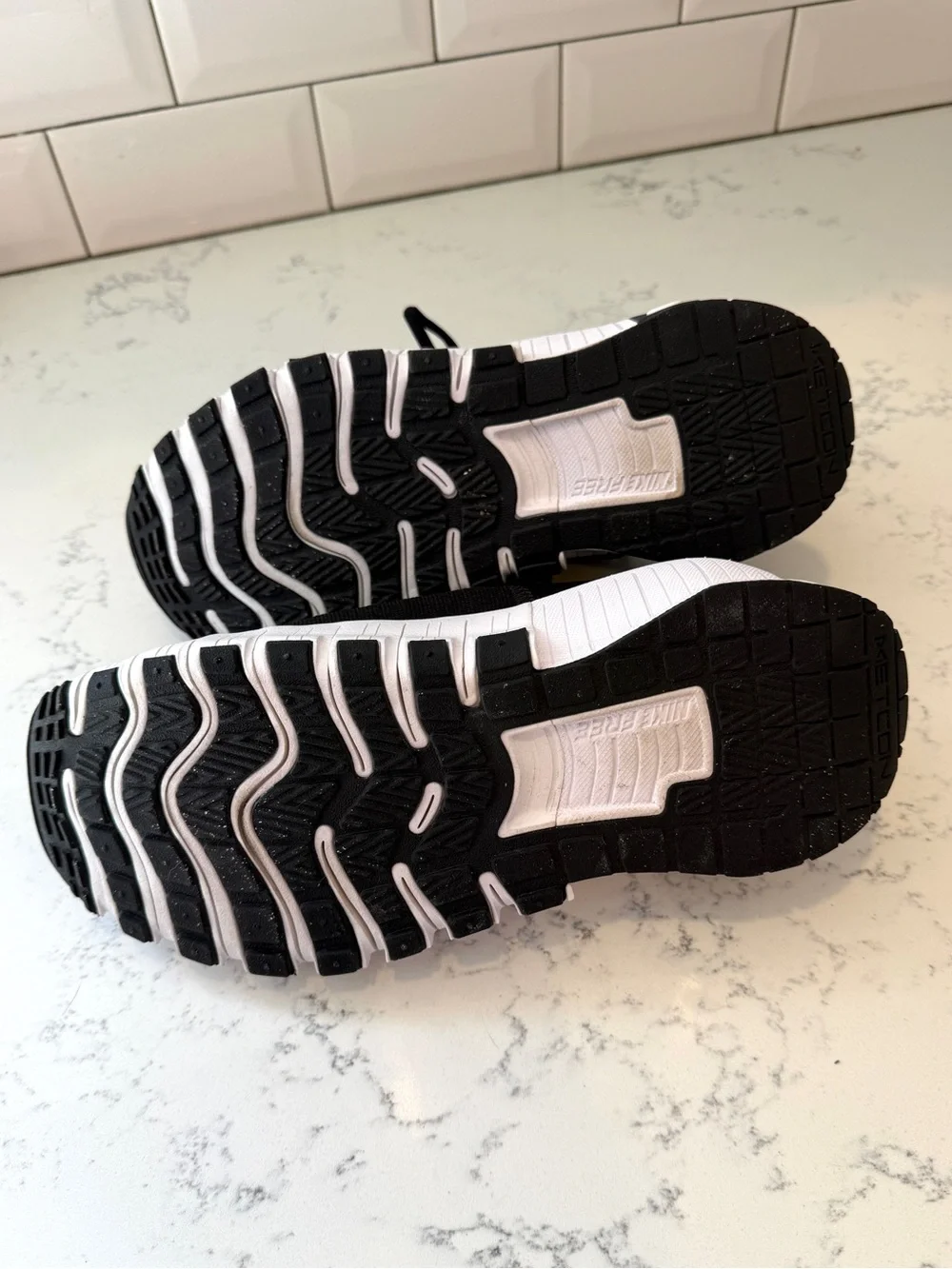 women’s Nike Free Metcon 6 size 8.5 black white - Picture 6 of 6